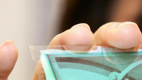 Los materiales que se utilizan actualmente en estas pantallas OLED de última generación son muy frágiles, no se pueden estira. / Foto: AFP/Getty Images