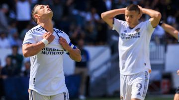 Javier Chicharito Hernandez (i) de Los Angeles Galaxy se lamenta durante un partido de la MLS.