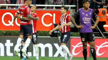 Jugadores de las Chivas celebran gol contra Mazatlán.