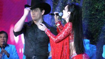 Julián Figueroa y Maribel Guardia cantando juntos en el Teletón 2016.