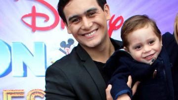 Julián Figueroa, actor y cantante, junto a su hijo "Juliancito" en un show de Disney en México.