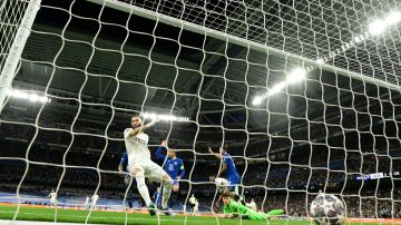 Karim Benzema anotándole el gol de la ventaja al Chelsea.