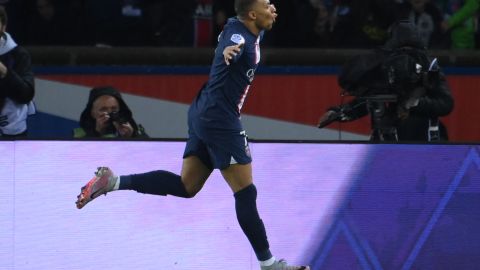 Kylian Mbappé celebra un gol contra el Lens.