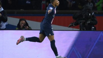Kylian Mbappé celebra un gol contra el Lens.