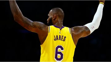 LeBron James celebrando con Los Angeles Lakers.