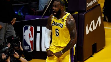 LeBron James celebra la victoria de los Lakers sobre los Grizzlies.