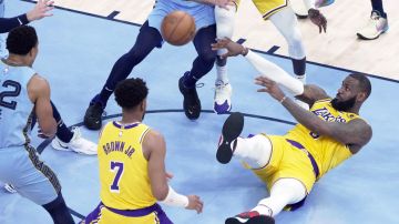 LeBron James (d) Los Angeles Lakers pasa el balón desde el piso, en la primera mitad del partido en el FedEx Forum de Memphis.