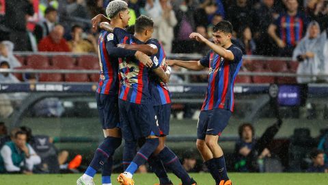 Los jugadores del FC Barcelona celebran el gol de su equipo durante el encuentro correspondiente a la jornada 32 de LaLiga Santander.