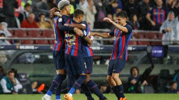 Los jugadores del FC Barcelona celebran el gol de su equipo durante el encuentro correspondiente a la jornada 32 de LaLiga Santander.