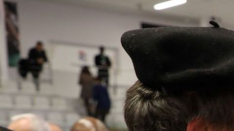 El martes salió a la luz un vídeo en el que se ve al presidente francés, Emmanuel Macron, cantando una canción tradicional en la calle. / Foto: AFP/Getty Images