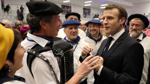 El martes salió a la luz un vídeo en el que se ve al presidente francés, Emmanuel Macron, cantando una canción tradicional en la calle. / Foto: AFP/Getty Images