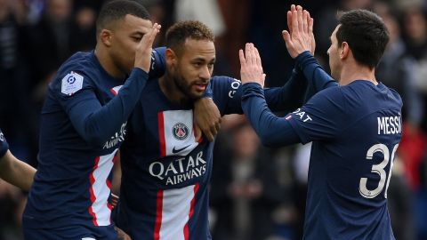 Messi, Mbappé y Neymar celebran un gol con el PSG.