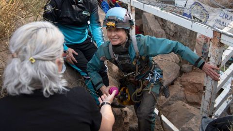 La deportista española Beatriz Flamini sale de una cueva en Los Gauchos, cerca de Motril, el 14 de abril de 2023 tras pasar 500 días en su interio. / Foto: AFP/Getty Images