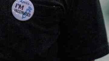 Una joven rusa intentaba ocultar paquetes de metanfetaminas al interior de las ropas de bebé que vestía un gato. / Foto: AFP/Getty Images