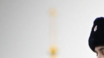 Una colegiala de 14 años fue detenida por la policía rusa bajo sospecha de haber ordenado el asesinato a sueldo de su madre. / Foto: AFP/Getty Images