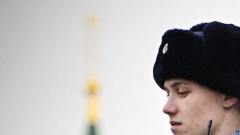 Una colegiala de 14 años fue detenida por la policía rusa bajo sospecha de haber ordenado el asesinato a sueldo de su madre. / Foto: AFP/Getty Images