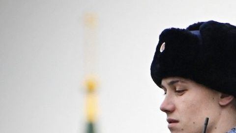 Una colegiala de 14 años fue detenida por la policía rusa bajo sospecha de haber ordenado el asesinato a sueldo de su madre. / Foto: AFP/Getty Images