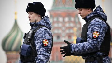 Una colegiala de 14 años fue detenida por la policía rusa bajo sospecha de haber ordenado el asesinato a sueldo de su madre. / Foto: AFP/Getty Images
