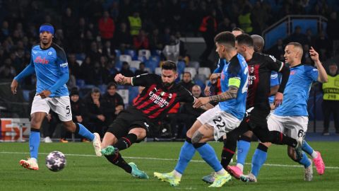 Olivier Giroud en el juego de cuartos de final entre el AC Milan y el Napoli.