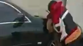 Imagen del video donde se ve a Cristián Baltasar Torres (izq.) y 
a un agente de la policía. /captura de pantalla