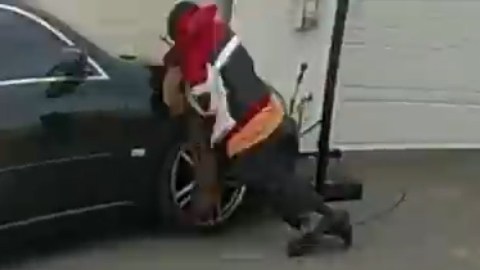 Imagen del video donde se ve a Cristián Baltasar Torres (izq.) y 
a un agente de la policía. /captura de pantalla
