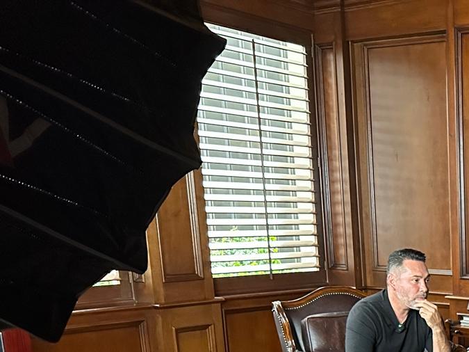 Óscar de la Hoya en la entrevista con La Opinión en la intimidad de su oficina. /Foto: Blake Vaz