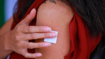 Investigadores del MIT han desarrollado un parche portátil que aplica ondas ultrasónicas indoloras a la piel. / Foto: Getty Images