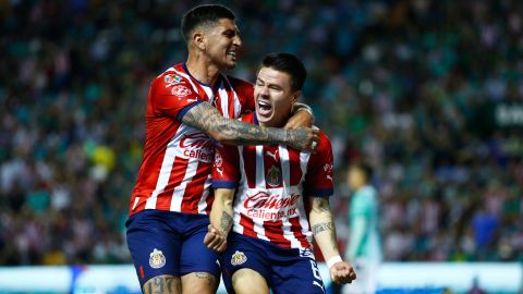 Pavel Pérez y Victor Guzmán celebran gol de las Chivas contra el León FC.