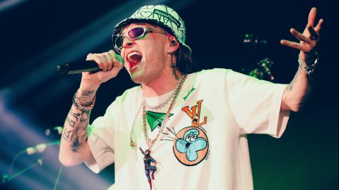 Peso Pluma, cantante de regional mexicano, durante su concierto en Ontario, California.