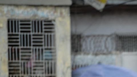 Agentes de policía patrullan un barrio en medio de la violencia relacionada con las bandas en el centro de Puerto Príncipe. / Foto: AFP/Getty Images