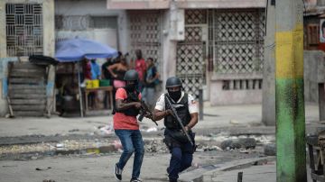Agentes de policía patrullan un barrio en medio de la violencia relacionada con las bandas en el centro de Puerto Príncipe. / Foto: AFP/Getty Images