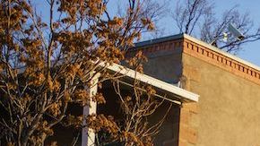 La Policía Estatal de Nuevo México informó que ha abierto una investigación después de que los agentes respondieran por error a una dirección equivocada y dispararan mortalmente al propietario armado. / Foto: AFP/Getty Images