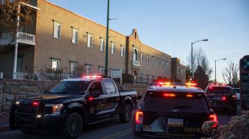 La Policía Estatal de Nuevo México informó que ha abierto una investigación después de que los agentes respondieran por error a una dirección equivocada y dispararan mortalmente al propietario armado. / Foto: AFP/Getty Images