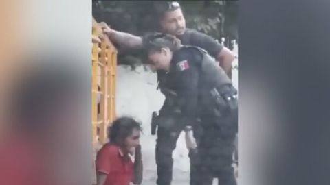 Policías golpean a hombre sin hogar