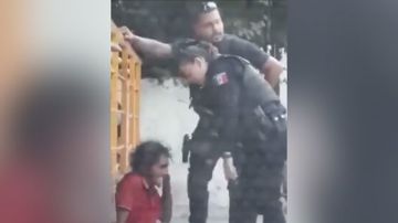 Policías golpean a hombre sin hogar