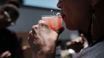 El consumo de alcohol también se ha relacionado con una serie de problemas de salud en el organismo humano, como cardiopatías, cirrosis e inmunodeficiencias. / Foto: Getty Images
