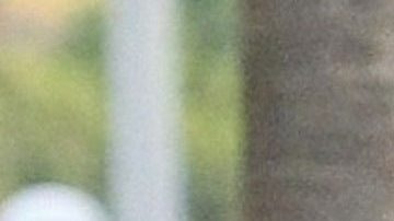 Rosalía y Rauw Alejandro caminando por las calles de Los Ángeles.