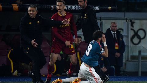 Santiago Giménez fue expulsado contra la Roma en Europa League.