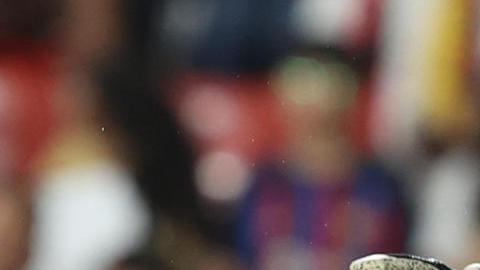 Stole Dimitrievski (d) atrapa el balón junto al delantero del Barcelona Robert Lewandowski durante el partido correspondiente la Jornada 31 de LaLiga.