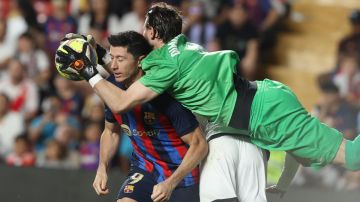 Stole Dimitrievski (d) atrapa el balón junto al delantero del Barcelona Robert Lewandowski durante el partido correspondiente la Jornada 31 de LaLiga.