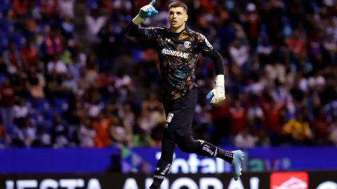 Tiago Volpi del Toluca celebra hoy un gol de su equipo contra el Puebla.