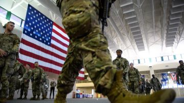 Una comandante del ejército de EEUU es acusada de "besar a la fuerza" y tocar a subordinados varones