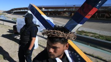 Migrantes en México escenifican viacrucis y piden justicia por muerte de 39 en incendio