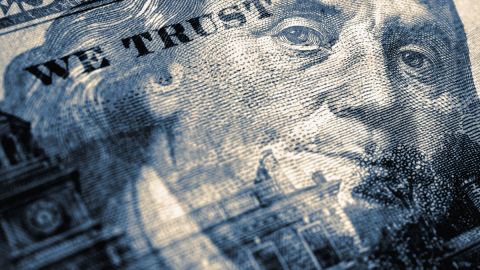Imagen de Benjamin Franklin impresa en un billete, con la frase We Trust