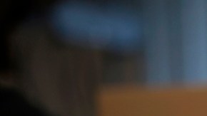 Imagen de una persona que sostiene dos cajas de Amazon.