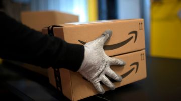 Imagen de una persona que sostiene dos cajas de Amazon.