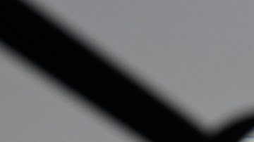 Imagen de una lupa que amplifica el logotipo de la empresa Bed Bath & Beyond, visto en la pantalla de una computadora.