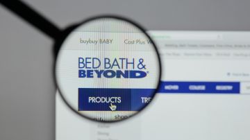 Imagen de una lupa que amplifica el logotipo de la empresa Bed Bath & Beyond, visto en la pantalla de una computadora.