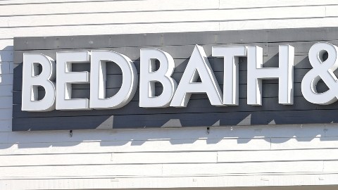 Imagen del acceso de una tienda de la cadena Bed Bath & Beyond, con una persona que camina hacia la entrada.