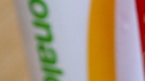 Imagen de una hamburguesa Big Mac de McDonalds, junto con un vaso de refresco y unas papas fritas.